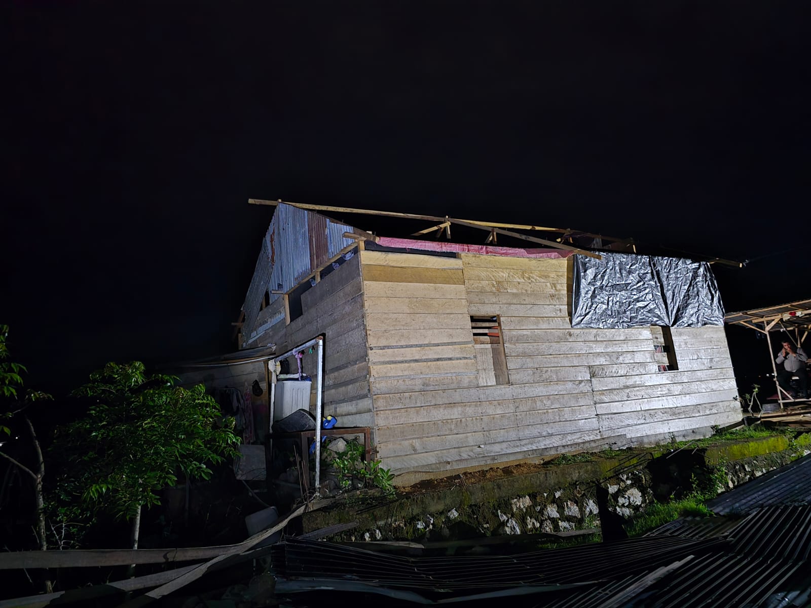 Angin kencang merusak rumah warga di Gampong Kayee Lee