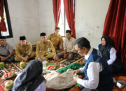 Bupati Aceh Barat, Tarmizi bersama Said Fadheil di Gampong Peulanteu SP