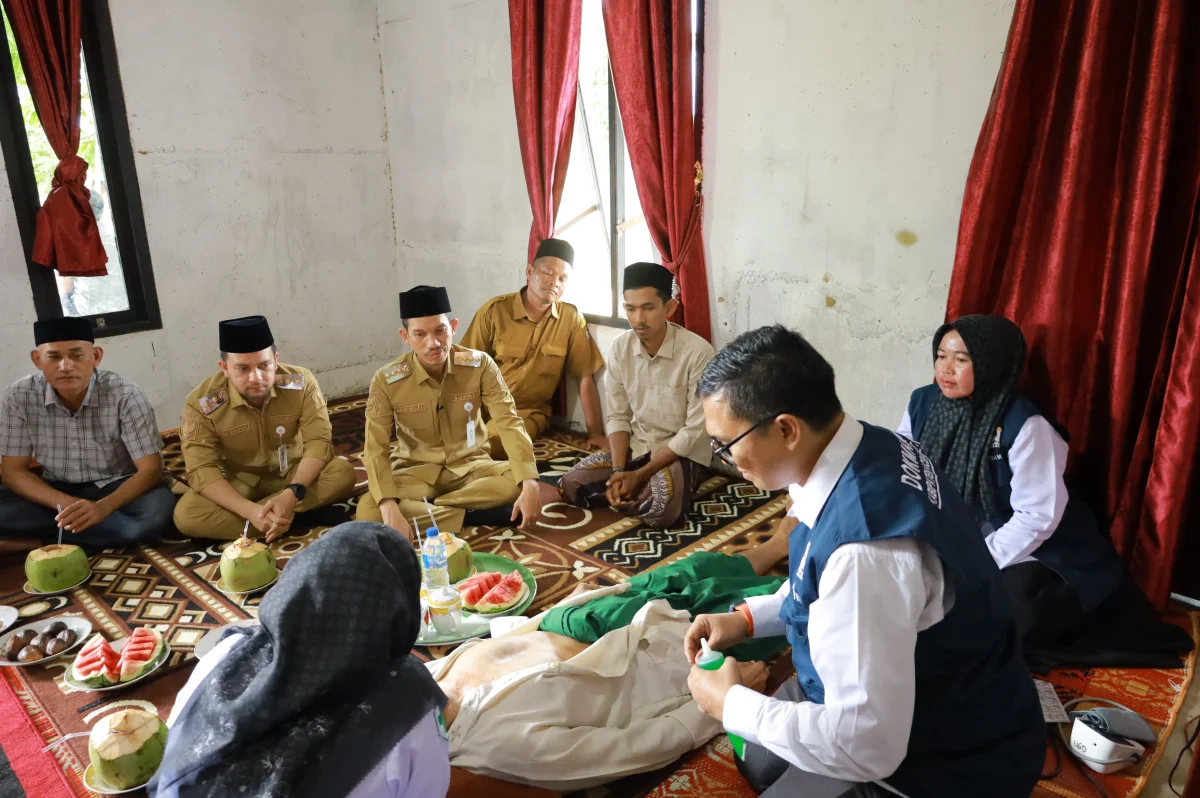 Bupati Aceh Barat, Tarmizi bersama Said Fadheil di Gampong Peulanteu SP