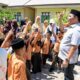 Bupati Aceh Besar Muharram Idris mengajak murid SDN Limpok menggunakan Bahasa Aceh