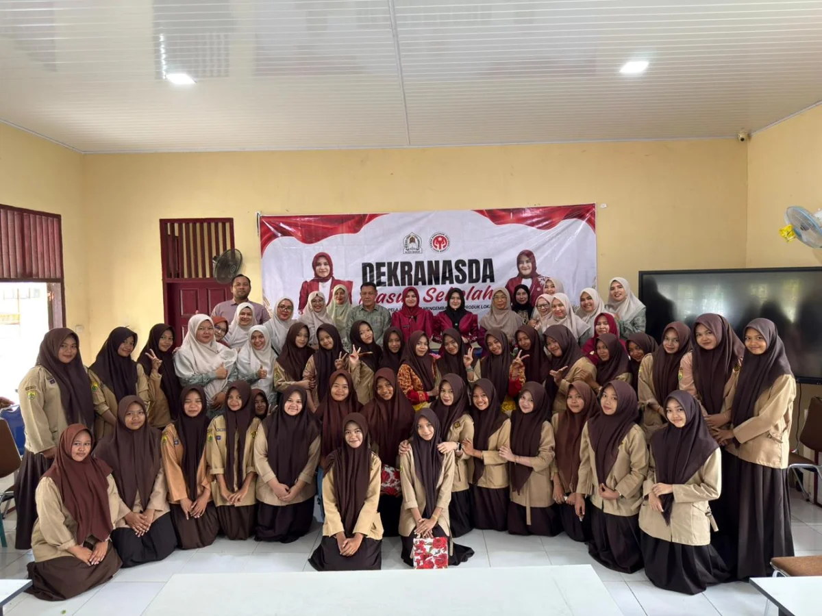 Dekranasda Aceh Barat menggelar program “Dekranas Masuk Sekolah” di SMAN 1 Kaway XVI