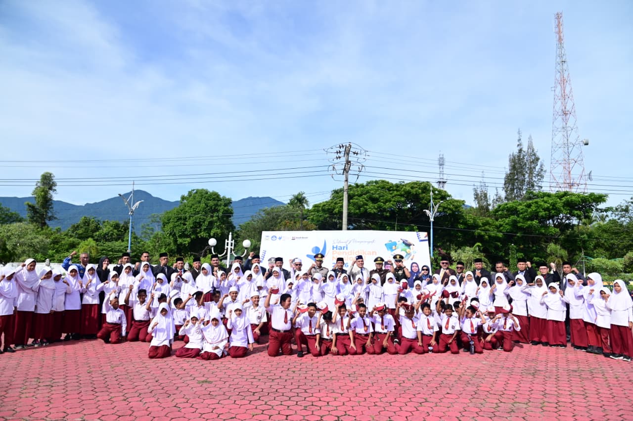Foto bersama Forkopimda dan pelajar usai Upacara Hardiknas 2026 di halaman Kantor Bupati Aceh Besar