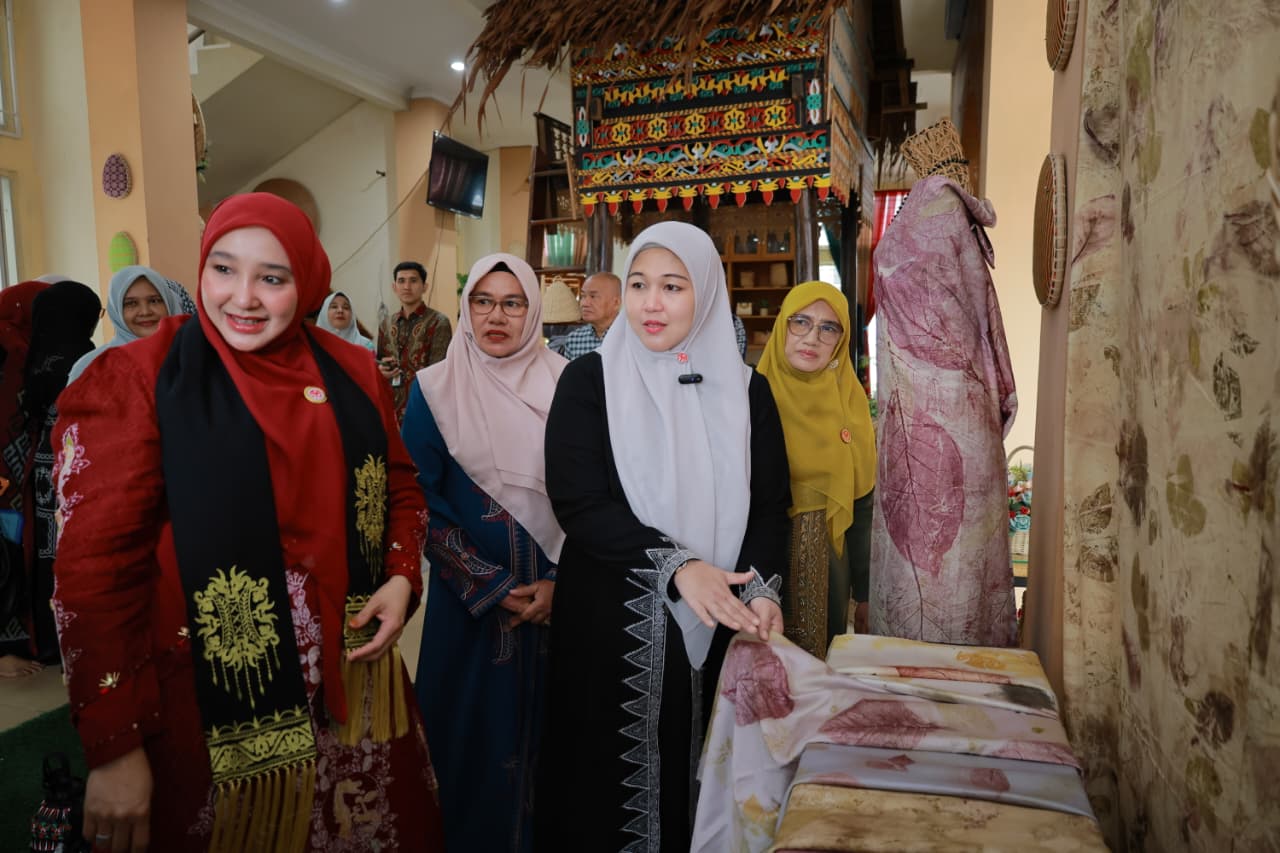 Ketua Dekranasda Aceh Selatan mengunjungi Sentra IKM Dekranasda Aceh Besar