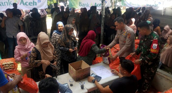 TNI-Polri Kawal Pasar Murah di Lhoong Aceh Besar, Warga Antusias Serbu Sembako Murah