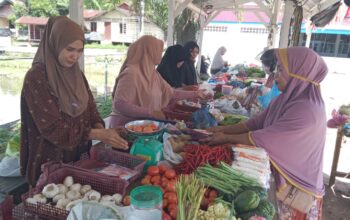 Pedagang Sayur Pasar Mini Leu Ue Dapat Tambahan Modal Jelang Idul Adha