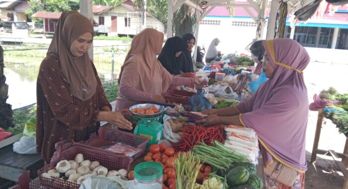 Pedagang Sayur Pasar Mini Leu Ue Dapat Tambahan Modal Jelang Idul Adha