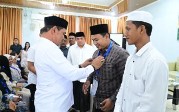 Penyematan tanda peserta bimtek Beut Kitab Bak Sikula