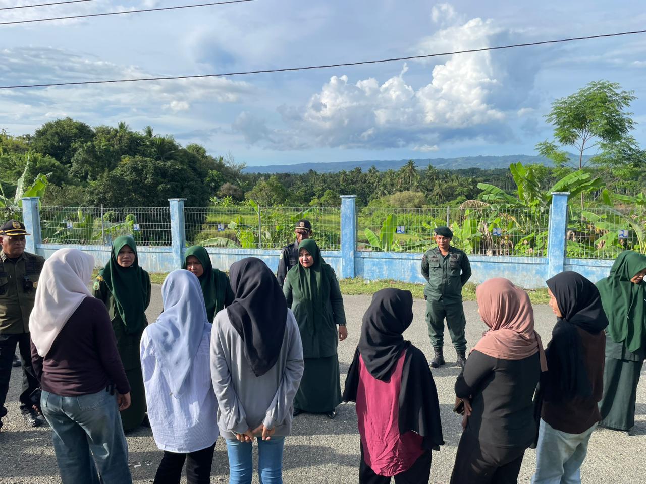 Petugas Satpol PP dan WH Aceh Besar mensosialisasikan tentang penegakan syariat Islam
