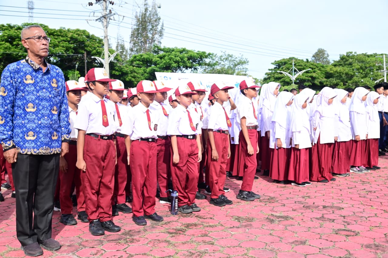 Upacara Hardiknas 2026 di Kota Jantho diikuti ratusan pelajar. Momentum ini memperkuat komitmen bersama dalam mewujudkan pendidikan bermutu di Aceh Besar.