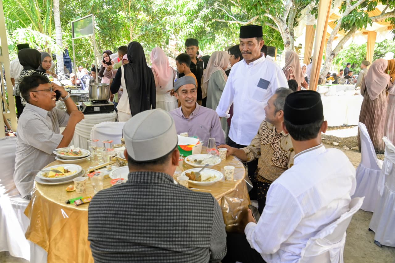 Wabup Aceh Besar H Syukri mengajak masyarakat menjaga persatuan dan kebersamaan saat open house Idul Adha 1447 H di Blang Bintang.