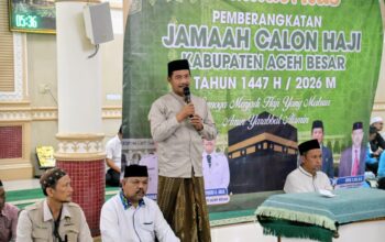 Wakil Bupati Aceh Besar Drs H Syukri A Jalil menyampaikan sambutan sekaligus melepas keberangkatan 314 CJH Aceh Besar