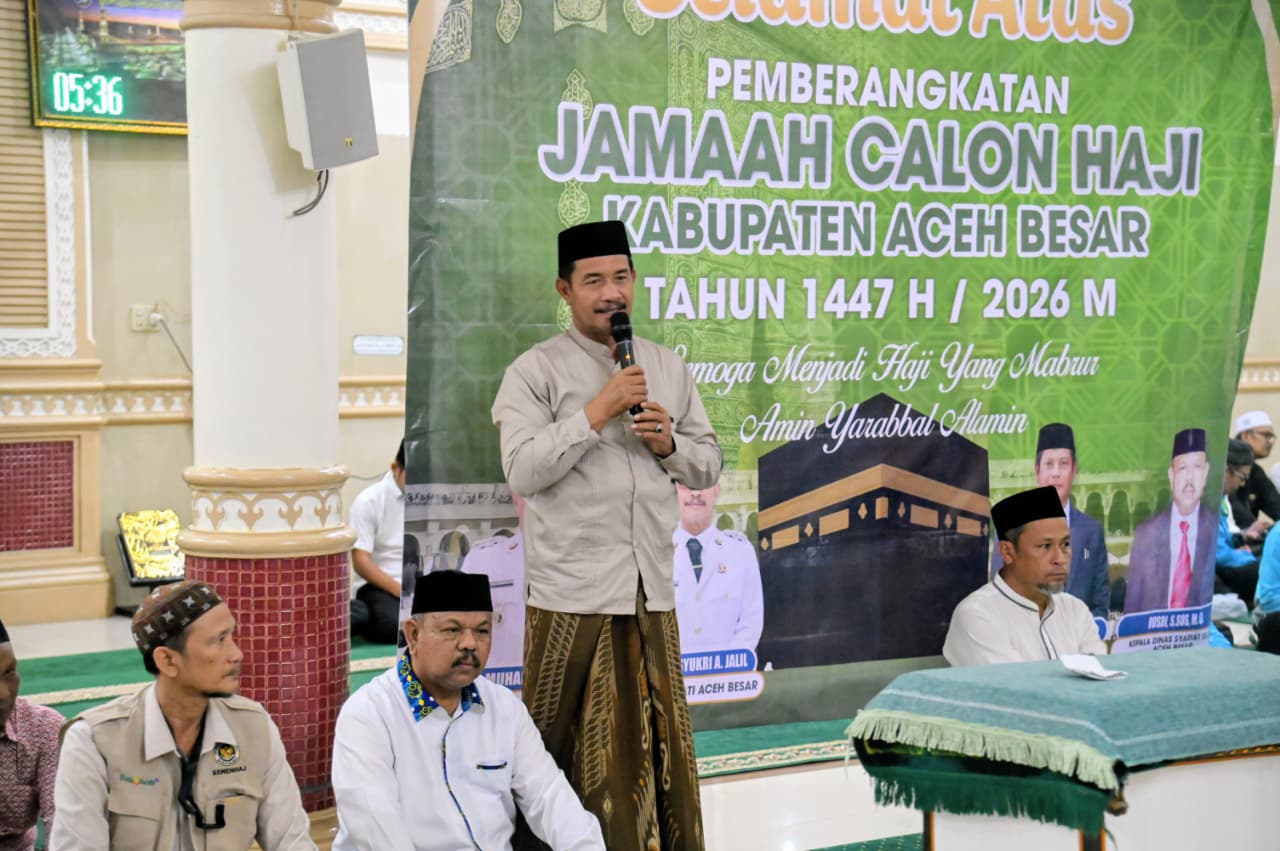 Wakil Bupati Aceh Besar Drs H Syukri A Jalil menyampaikan sambutan sekaligus melepas keberangkatan 314 CJH Aceh Besar