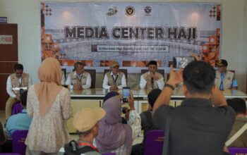 Wakil Gubernur Aceh, H. Fadhlullah, saat memberikan keterangan pers di Aula Kantor Kemenhaj Aceh, Banda Aceh