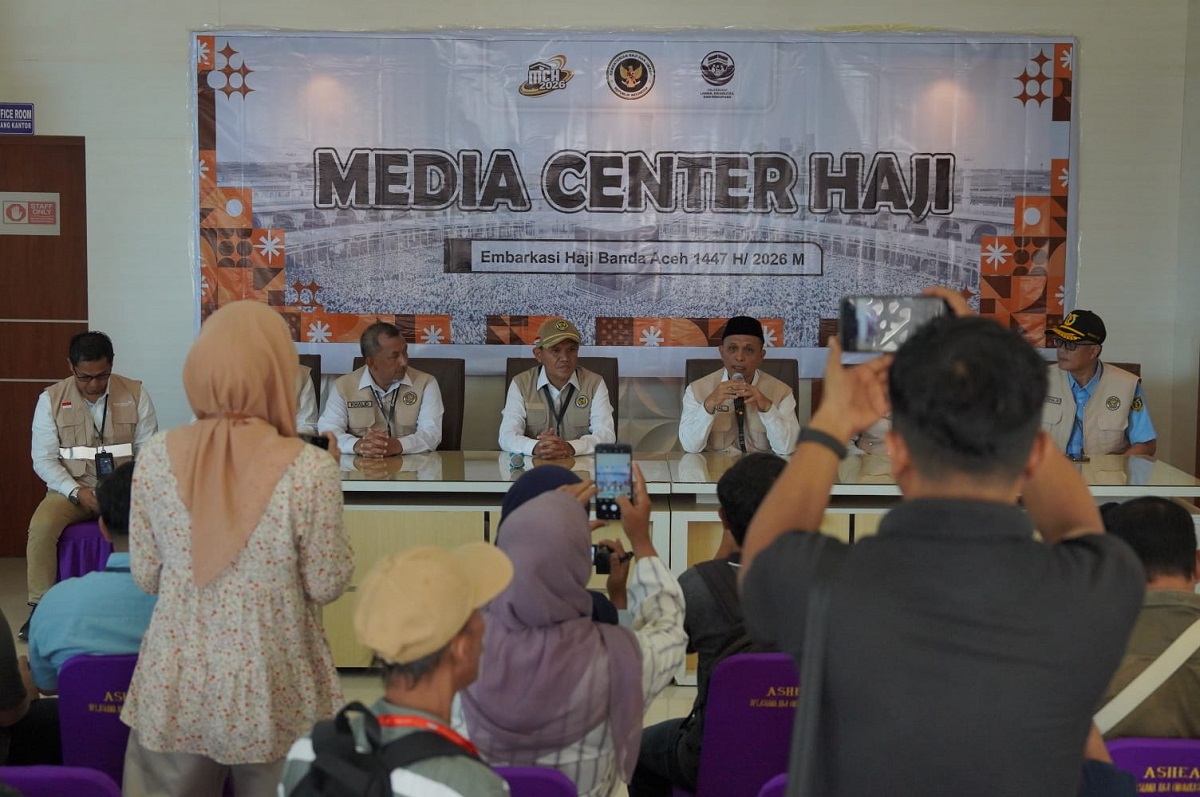 Wakil Gubernur Aceh, H. Fadhlullah, saat memberikan keterangan pers 