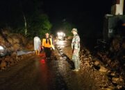 Kodim 0106/Aceh Tengah bersama BPBD dan pihak terkait bergerak cepat menangani longsor yang menutup akses jalan Desa Genting Gerbang