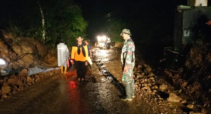 Personel Kodim 0106/Ateng Gerak Cepat Buka Akses Jalan Tertutup Longsor di Genting Gerbang