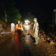Personel Kodim 0106/Ateng Gerak Cepat Buka Akses Jalan Tertutup Longsor di Genting Gerbang