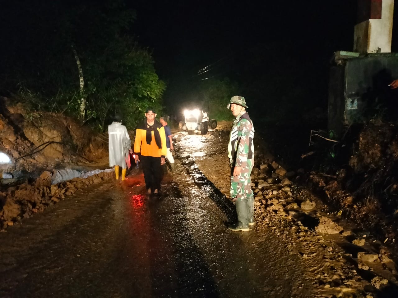 Kodim 0106/Aceh Tengah bersama BPBD dan pihak terkait bergerak cepat menangani longsor yang menutup akses jalan Desa Genting Gerbang