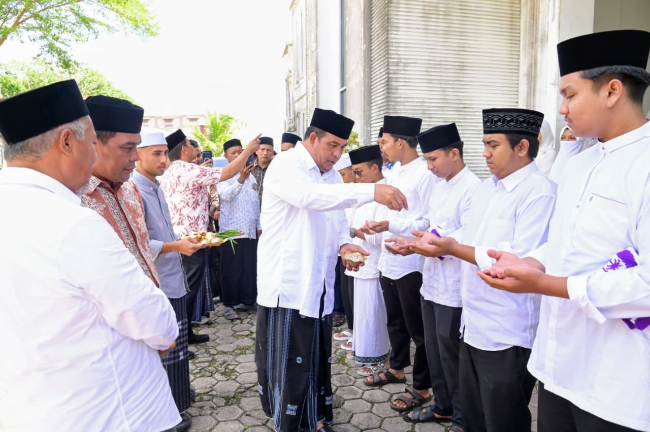 peusijuk Jamaah Umrah Para Juara MTQ dan MKQ di Gedung Dekranasda