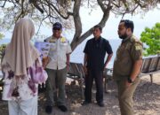 Petugas Satpol PP Aceh Besar melakukan pengawasan di kawasan wisata Bukit Lamreh