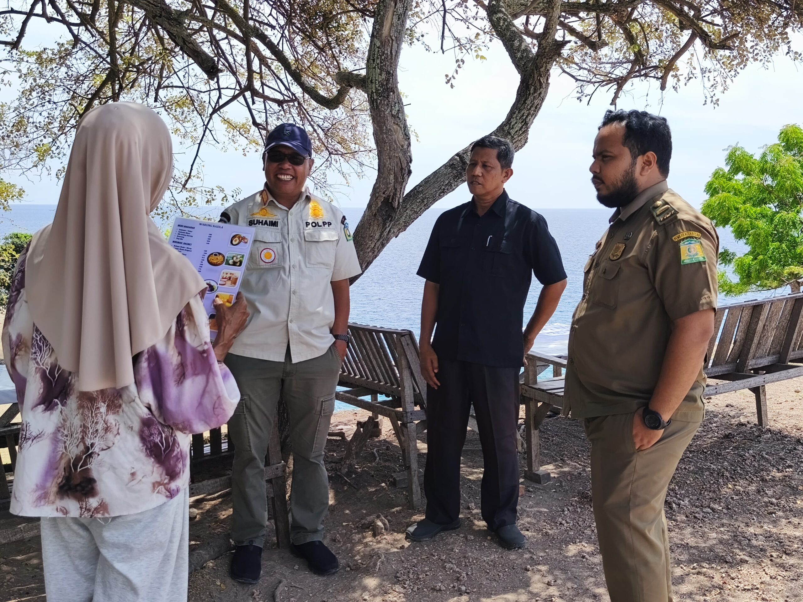 Petugas Satpol PP Aceh Besar melakukan pengawasan di kawasan wisata Bukit Lamreh