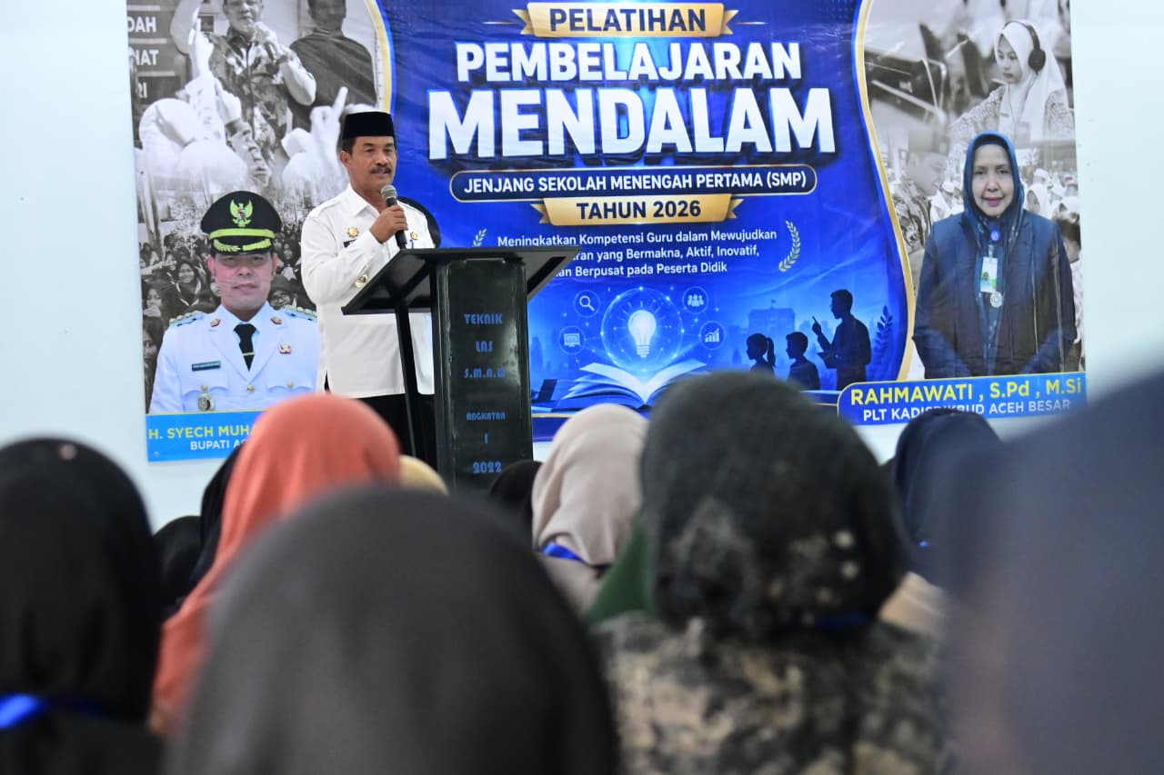 Wakil Bupati Aceh Besar Drs H Syukri memberikan sambutan dan sekaligus membuka Pelatihan Pembelajaran Mendalam jenjang SMP
