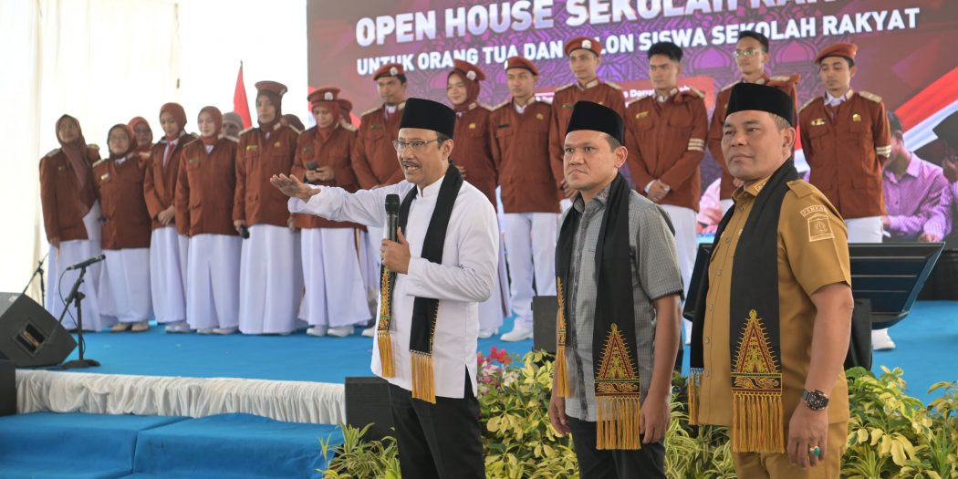 Menteri Sosial Saifullah Yusuf bersama Wakil Gubernur Aceh meninjau Sekolah Rakyat di Aceh Besar.