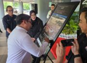 General Manager PLN UID Aceh menandatangani poster pameran