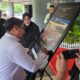 General Manager PLN UID Aceh menandatangani poster pameran