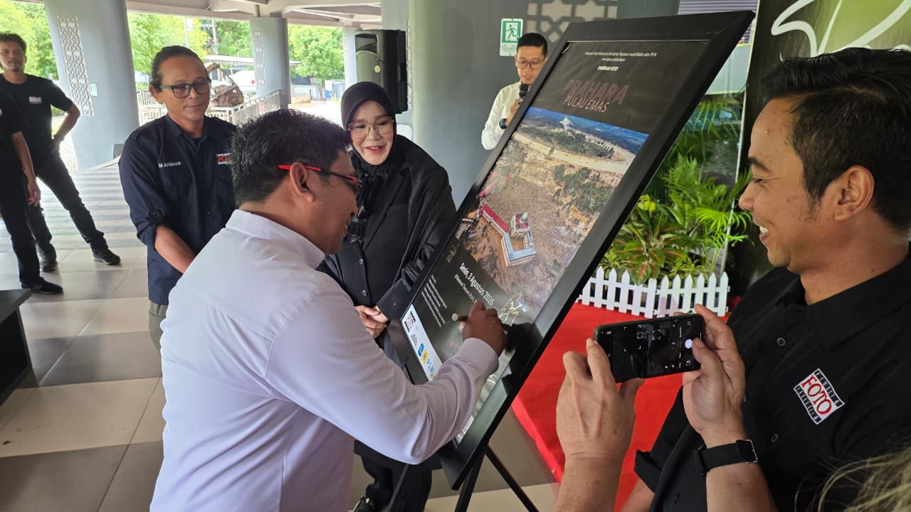 General Manager PLN UID Aceh menandatangani poster pameran