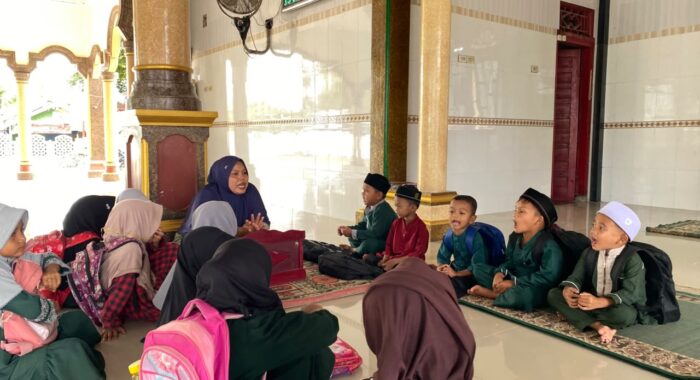 KKN USK Kelompok 68 Dampingi Anak-anak Belajar Al-Qur’an di Gampong Tijien Daboh