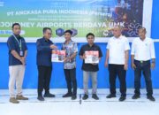 Rahmat Adil Indrawan menyerahkan mesin las secara simbolis kepada peserta