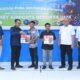 Rahmat Adil Indrawan menyerahkan mesin las secara simbolis kepada peserta