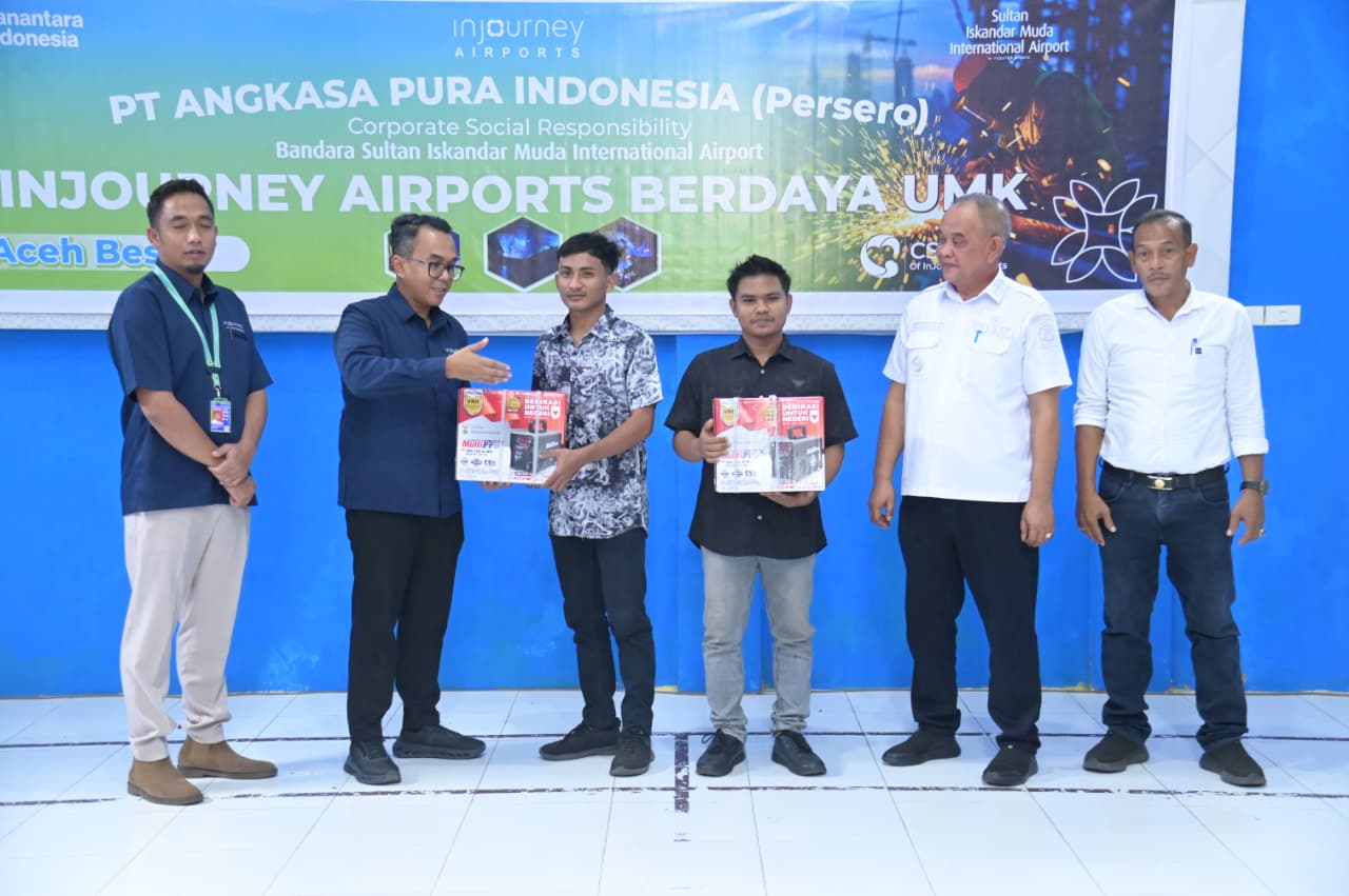 Rahmat Adil Indrawan menyerahkan mesin las secara simbolis kepada peserta