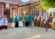 Mahasiswa KKN USK Kelompok 68 Jadi Petugas Upacara di SDN 01 Ulim, Tanamkan Disiplin dan Semangat Nasionalisme