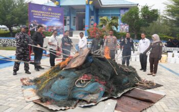 KKP Musnahkan Satu Ton Pakan, Obat Ikan dan Alat Tangkap Ilegal di Banda Aceh