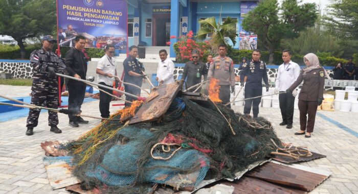 KKP Musnahkan Satu Ton Pakan, Obat Ikan dan Alat Tangkap Ilegal di Banda Aceh