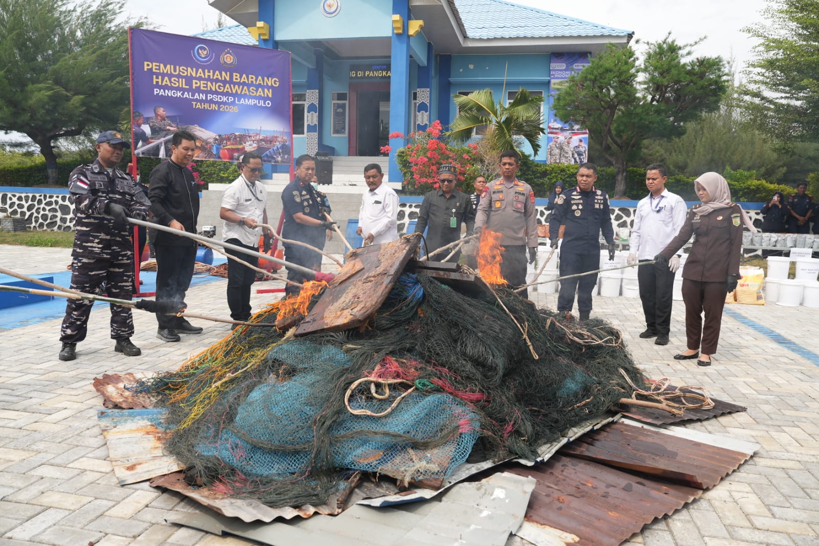 KKP Musnahkan Satu Ton Pakan, Obat Ikan dan Alat Tangkap Ilegal di Banda Aceh
