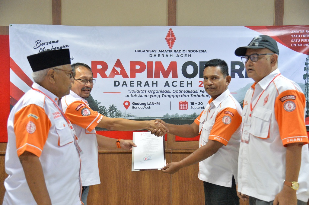 penyerahan mandat Lokal Persiapan ORLOK Tamiang kepada Ichsan (YB6CX)
